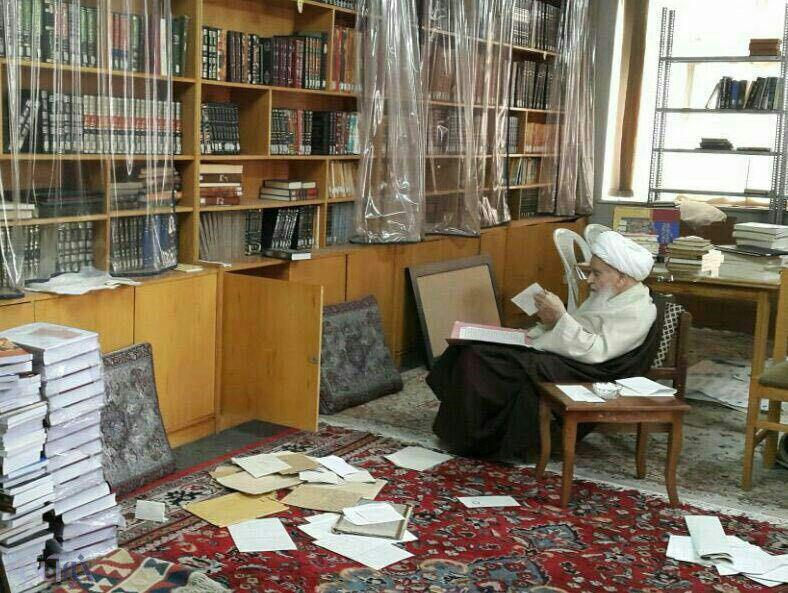 آیت الله صافی گلپایگانی در اتاق مطالعه شخصی اش (عکس)