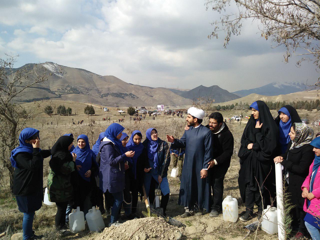 درختکاری اعضای انجمن های کلیمی، ارامنه و آشوریان در حاشیه سد لتیان درختکاری اعضای انجمن های کلیمی، ارامنه و آشوریان در حاشیه سد لتیان