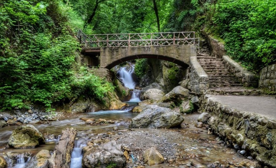 آبشار کبودوال (+عکس)