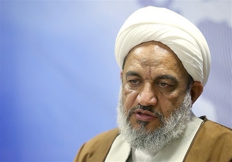 چه کسی بر روی این صندلی سبز می نشیند؟