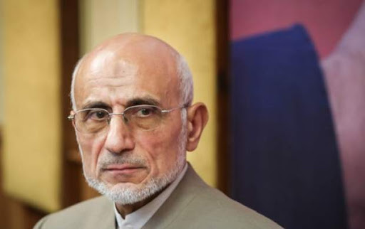 چه کسی بر روی این صندلی سبز می نشیند؟
