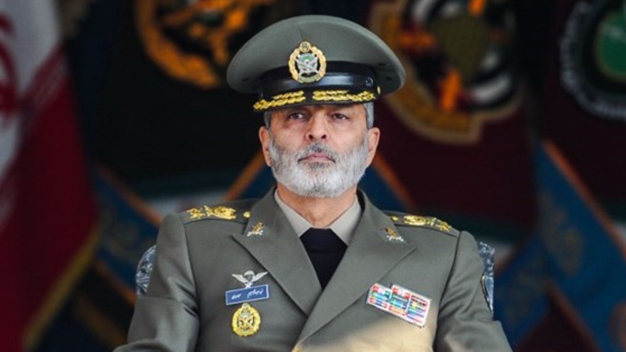 فرمانده کل ارتش وارد منطقه یکم نیروی دریایی در بندرعباس شد فرمانده کل ارتش وارد منطقه یکم نیروی دریایی در بندرعباس شد