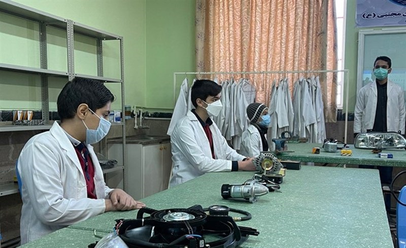 نهضت مهارت آموزی برای کارکنان و خانواده کارکنان شاغل و بازنشسته سازمان آموزش فنی و حرفه‌ای کشور