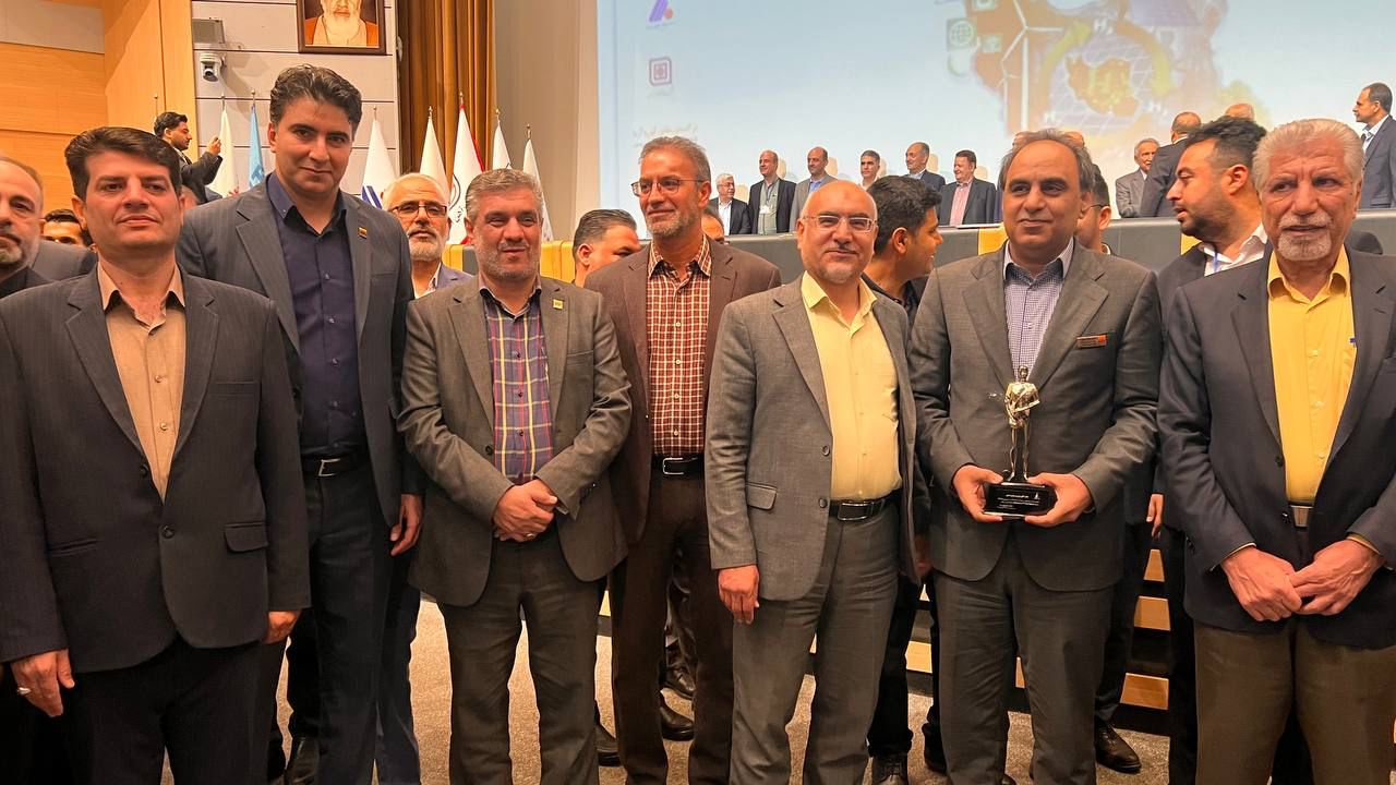 تندیس مرد سال فولاد ایران در دستان فولاد خوزستان (+عکس)