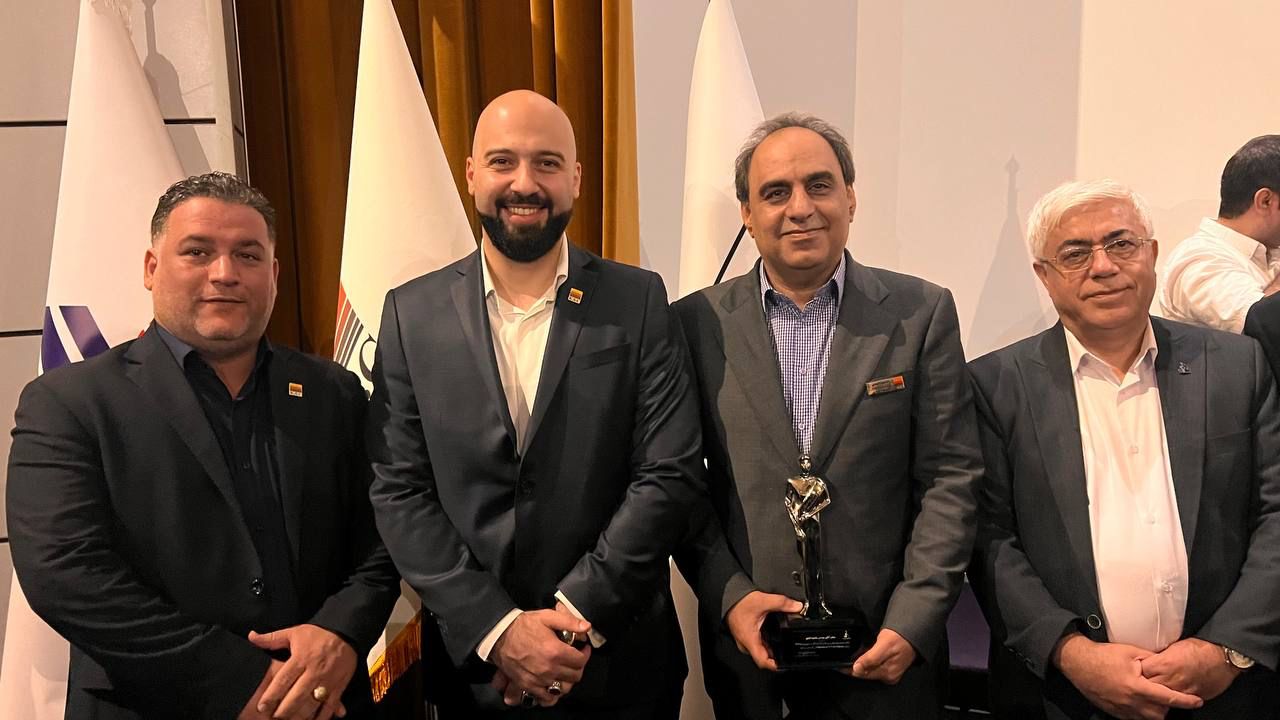 تندیس مرد سال فولاد ایران در دستان فولاد خوزستان (+عکس)