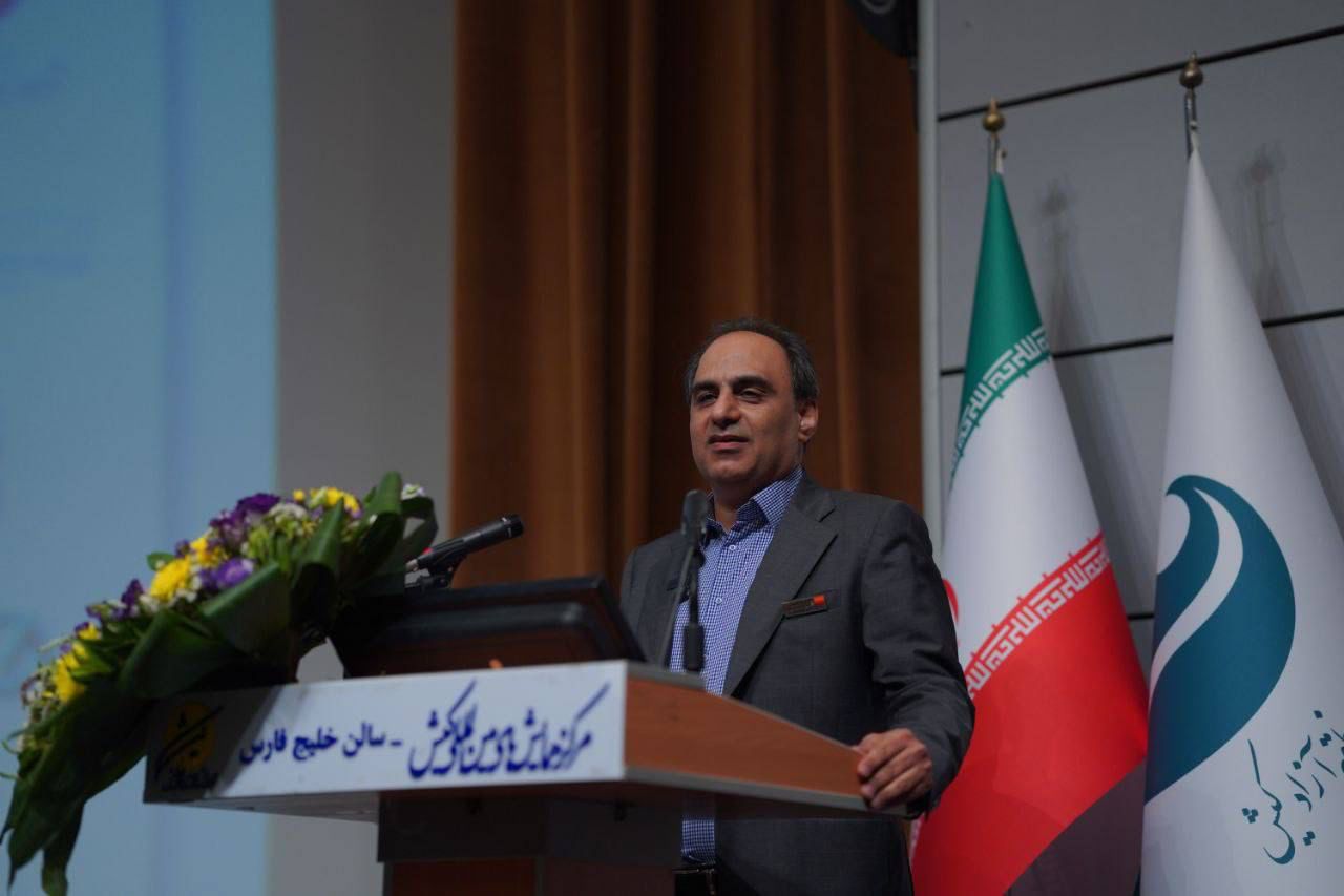 تندیس مرد سال فولاد ایران در دستان فولاد خوزستان (+عکس)
