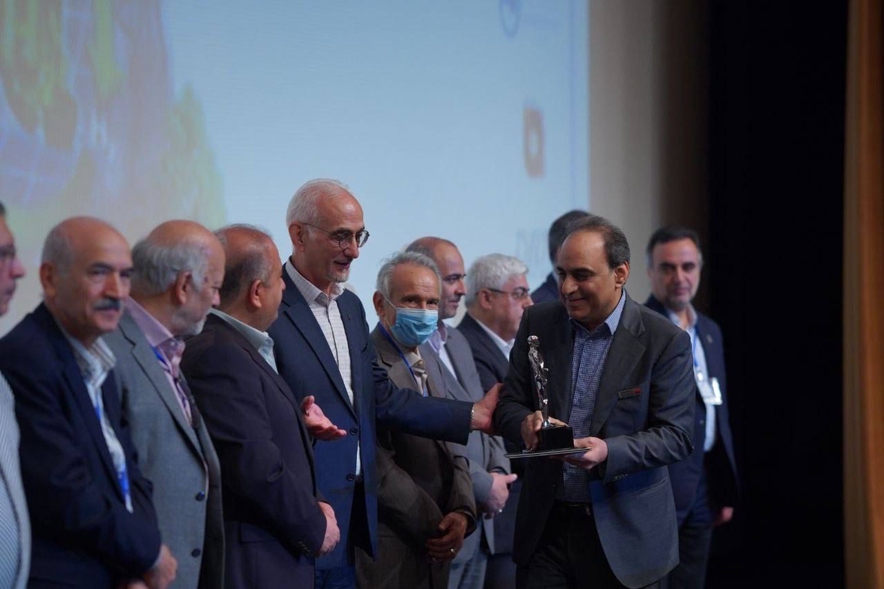تندیس مرد سال فولاد ایران در دستان فولاد خوزستان (+عکس)