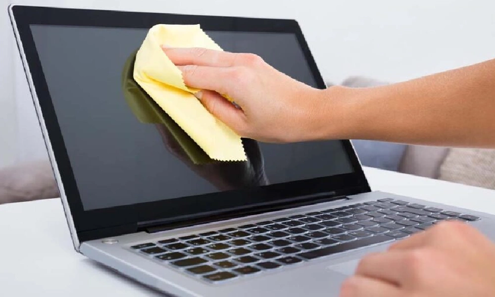 تمیز کردن مک بوک با دستمال مخصوص
