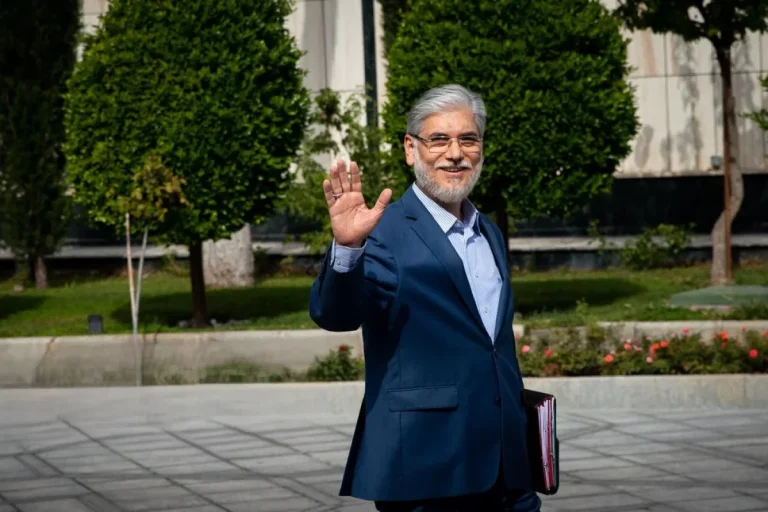 سیمایی-وزیر-علوم-در-حیاط-دولت-ak14583-ak64035-1200x800